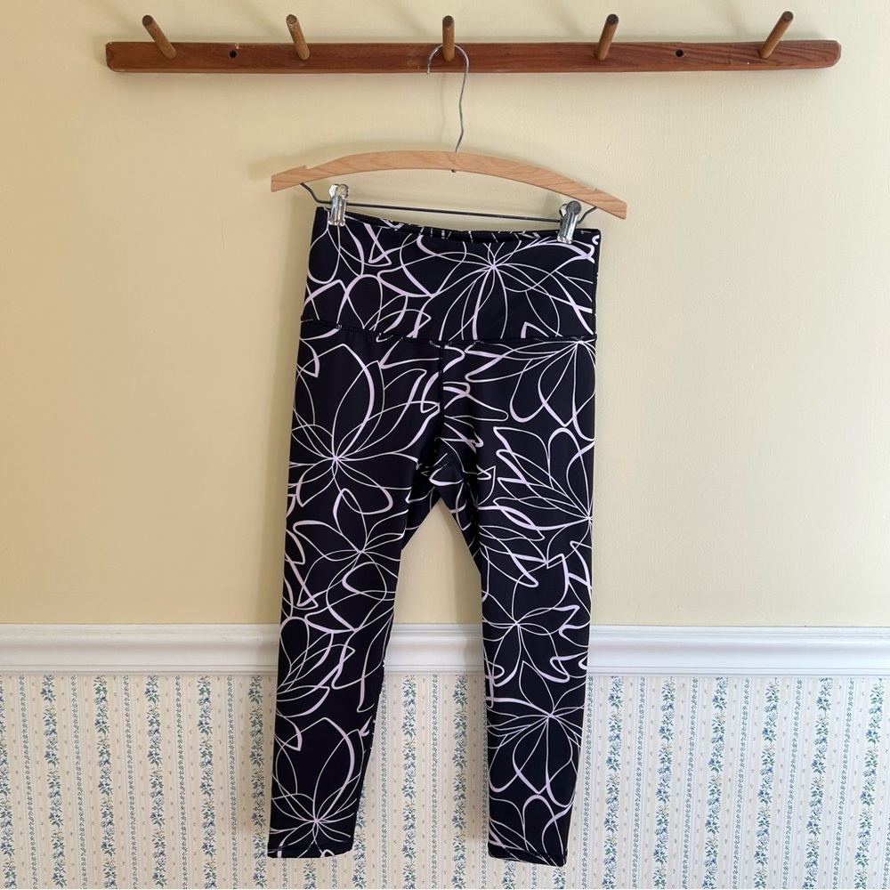 BRAND NEW WOT Gaiam Floral Athletic Cropped Leggings